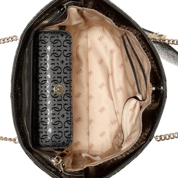 New GUESS Dilla Quilted Logo Society Carryall - Picture 4 of 5